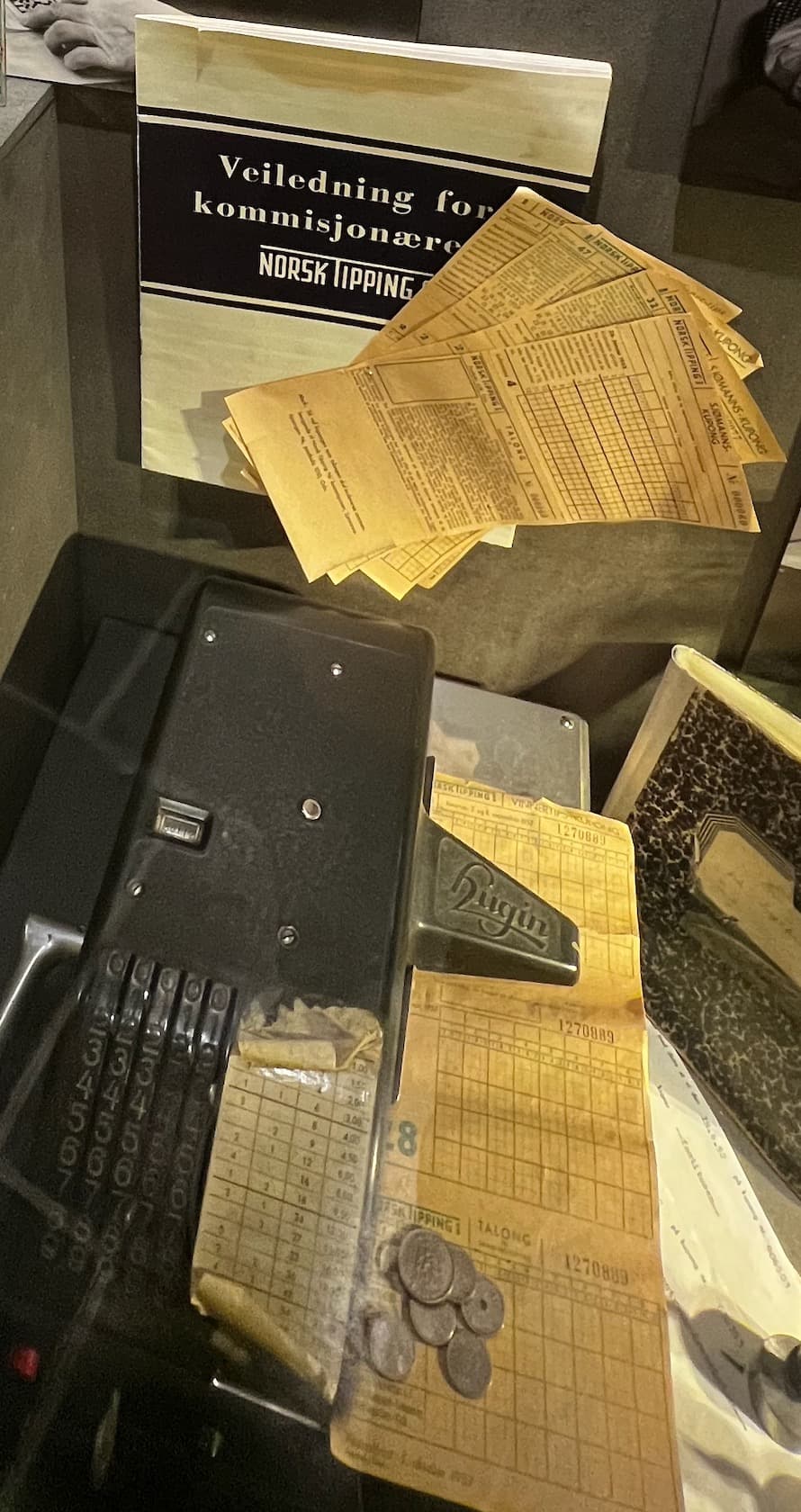 Arkivbildet av en gammel kupong maskin.