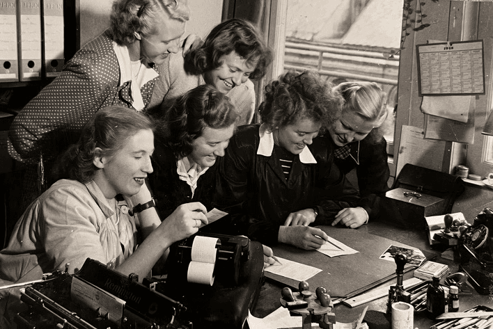 Arkivbilde av en gruppe kvinner som ser på kuponger i 1948.